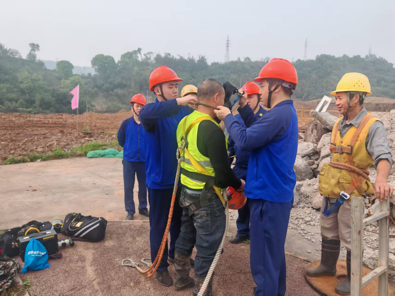 化工園區(qū)西區(qū)污水提升項目 有限空間作業(yè)順利完成(圖1)