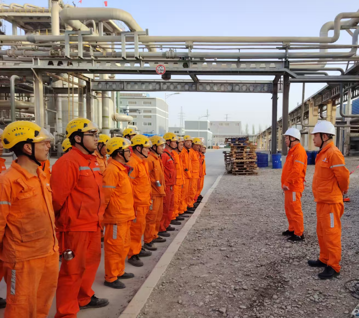 弘旭公司領(lǐng)導(dǎo)赴新疆阿克蘇華錦檢修項(xiàng)目部 督導(dǎo)工作(圖1)