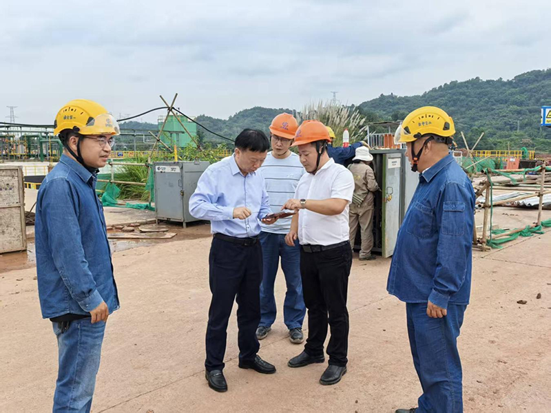 傅利才、郭春建到化工園區(qū)項(xiàng)目現(xiàn)場(chǎng)開(kāi)展節(jié)前安全檢查(圖4)