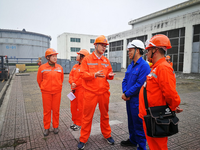 弘旭公司黨委書(shū)記熊輝率隊(duì)赴中海瀝青項(xiàng)目部檢查指導(dǎo)并慰問(wèn)員工(圖1)