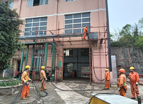 硝區(qū)大修進(jìn)行時，弘旭隊(duì)伍亮旗幟