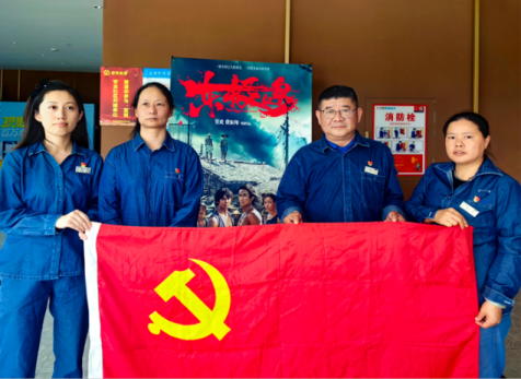 觀(guān)看《東極島》厚植愛(ài)國(guó)情懷